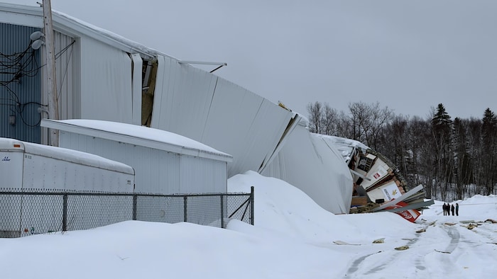 Une partie de toit arrachée d'un bâtiment.