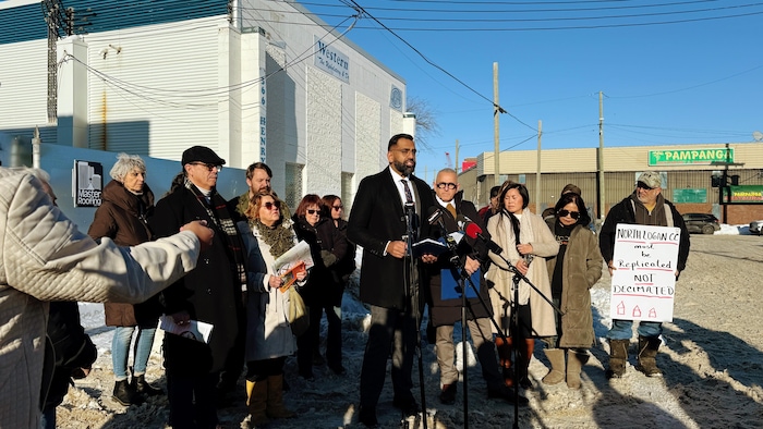 Une manifestation contre un projet d'implantation d'un centre de consommation supervisée dans le quartier Point Douglas à Winnipeg.