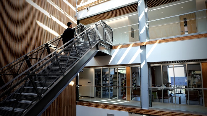 Le hall du nouveau centre culturel de l'Alliance Française de Vancouver.