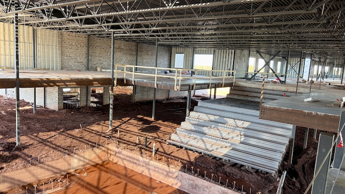 Une zone de chantier, avec des escaliers.