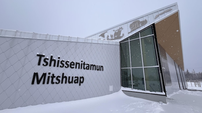 La façade du Centre culturel Tshissenitamun Mitshuap.