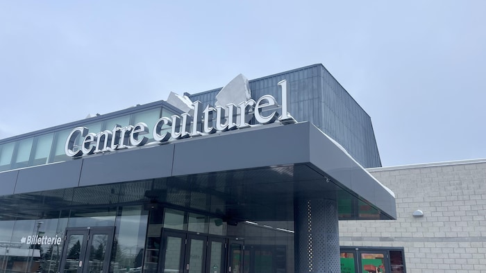 Le Centre culturel de l'Université de Sherbrooke sous un ciel gris. 