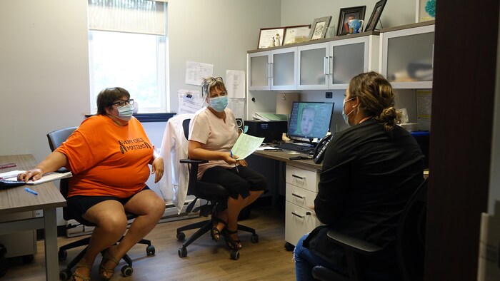 Trois infirmières travaillent dans un bureau du centre de santé.