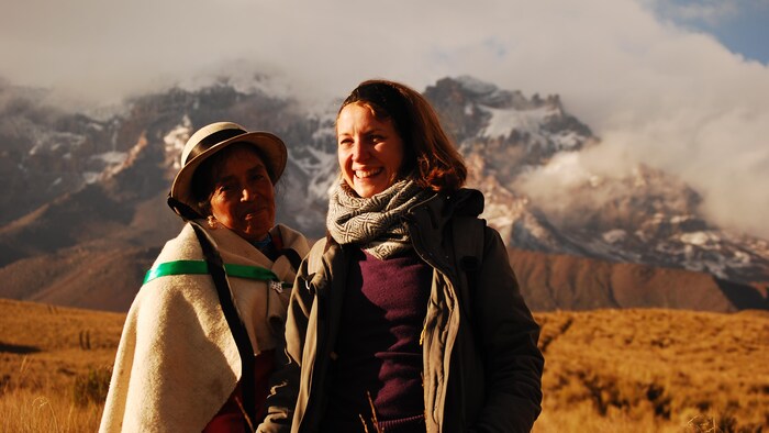 Deux femmes souriantes en montagne. 