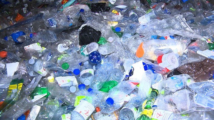 Des bouteilles de plastique