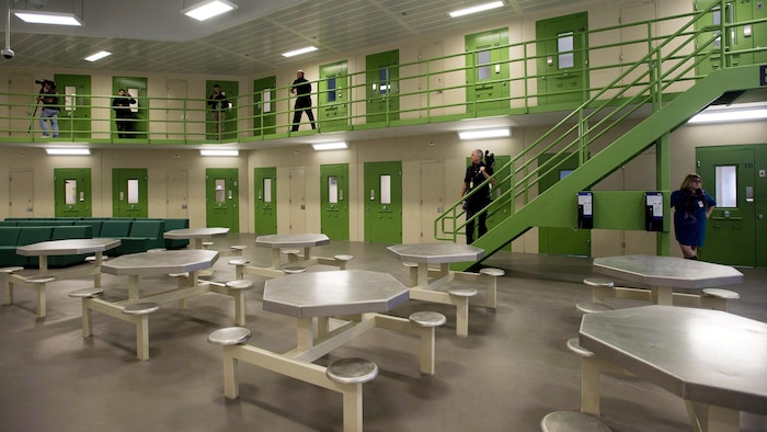 Une aire ouverte à l'intérieur d'une prison.