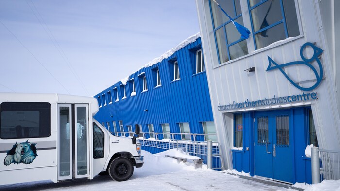 Un bâtiment bleu très moderne.