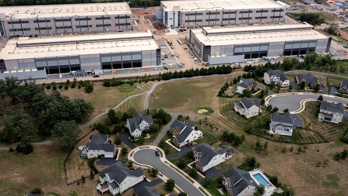 Un quartier de maisons unifamiliales près d'un centre de données.