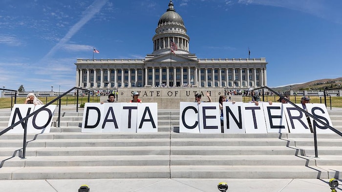 Des manifestants participent à une manifestation devant le Capitole de l'Utah pour s'opposer à la construction du centre de données Stratos dans le comté de Box Elder, le 23 mai 2026, à Salt Lake City.