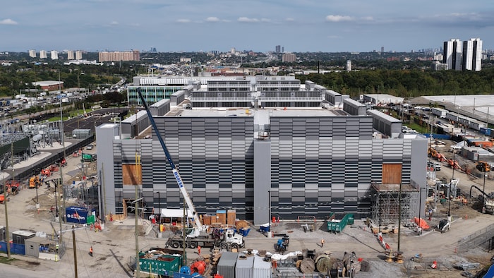 Images aériennes (prises par drone) de la construction du centre de données YTO 40, une installation majeure de Microsoft actuellement en cours de construction à Etobicoke, près de Toronto.