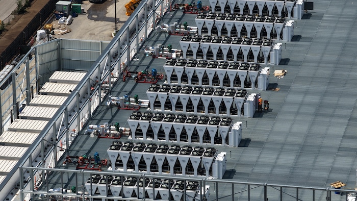Le chantier du centre de données TOR1X0 dans le campus SteelesTech. Ce centre de données de trois étages est doté d'un bâtiment administratif connexe, conçu par WZMH pour Yondr Group, situé du côté sud du campus SteelesTech, au sud-ouest de l'intersection des avenues Steeles et Victoria Park.