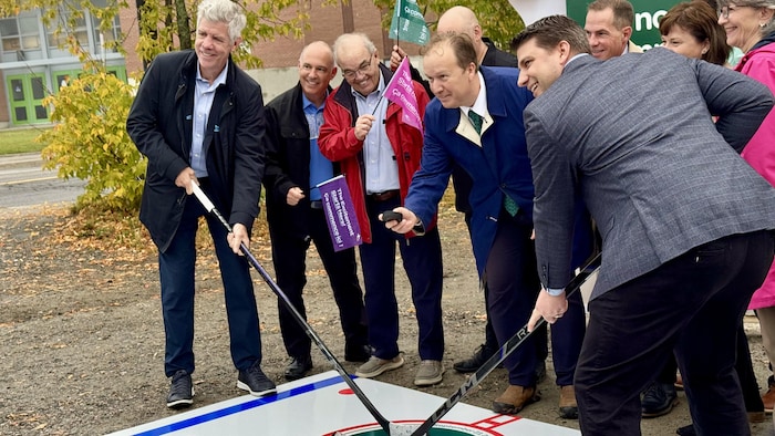 Le maire Paul Lefebvre entouré de plusieurs travailleurs.