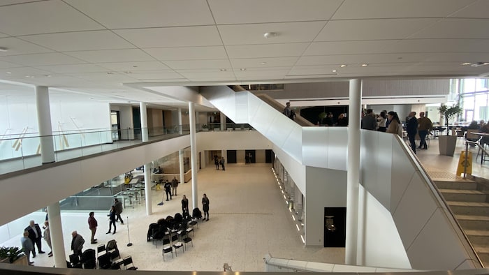 Des espaces communs dans un bâtiment de bureaux.