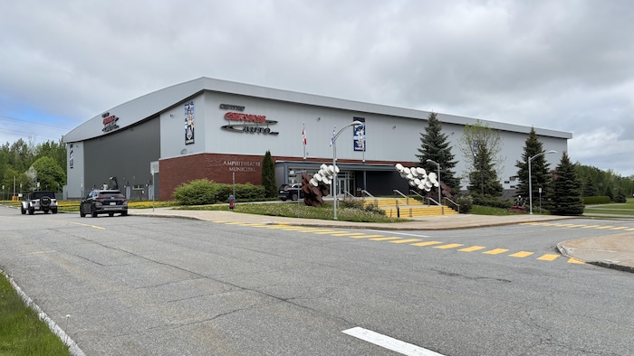 Le Centre Gervais auto de Shawinigan au printemps.