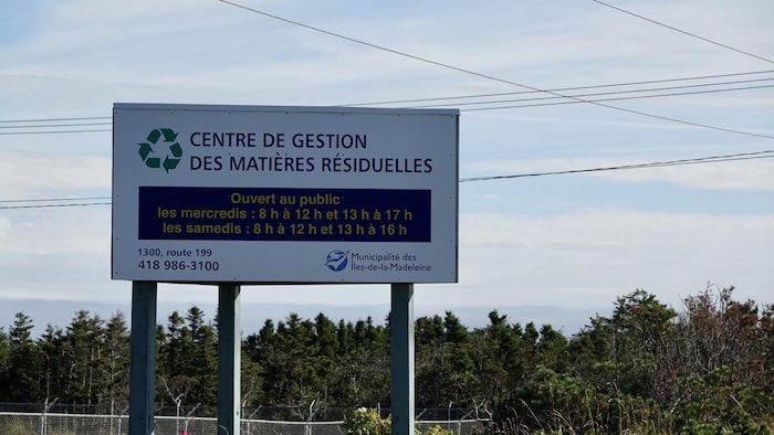  Une pancarte du Centre de gestion des matières résiduelles des îles-de-la-Madeleine où on voit les heures d'ouverture. 