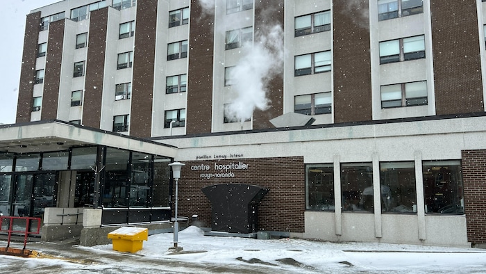 L'entrée principale du centre hospitalier de Rouyn-Noranda.