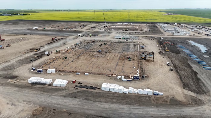 Des ouvriers et des engins de chantier sur le site de construction du centre de données d'IA de Bell Canada, au sud de Regina