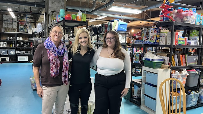 Nicole Geoffroy, intervenant au CIUSSS de l'Estrie - CHUS, Isabelle Grenier, directrice générale de la Fondation du Centre jeunesse Estrie et
Alexandrine, ancienne jeune suivie par la DPJ.