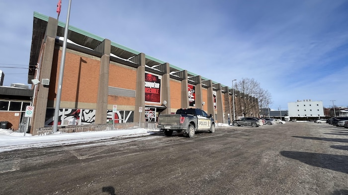 Un véhicule de police devant le Centre Marcel-Dionne de Drummondville.