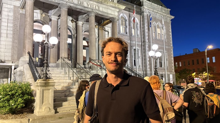 Un citoyen prend la pose devant l'hôtel de ville de Sherbrooke