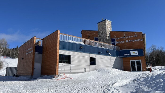 Le chalet du Centre plein air du mont Kanasuta.