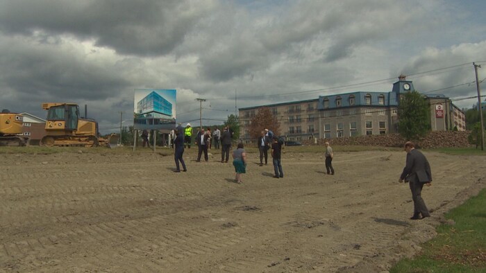 Un site de construction,  une dizaine de personnes présentes.