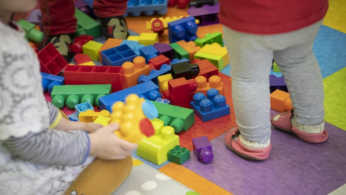 Des enfants jouent avec des blocs dans une garderie.