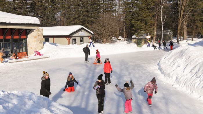 Des gens patinent.