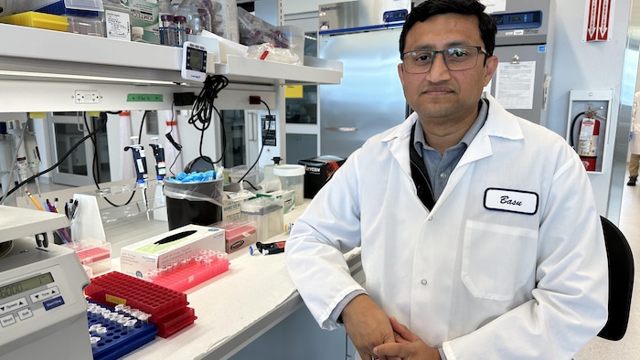 Basudev Ghoshal dans un laboratoire.