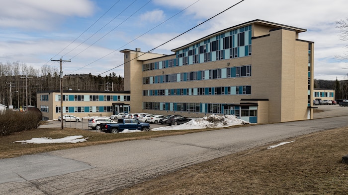Édifice du centre de réadaptation de Sainte-Anne-des-Monts au printemps.