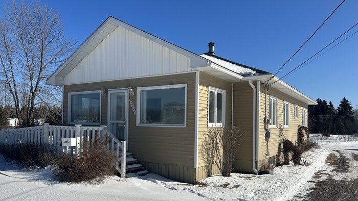 Une maison en hiver.