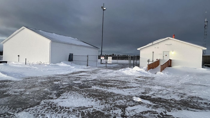 Des édifices en hiver.