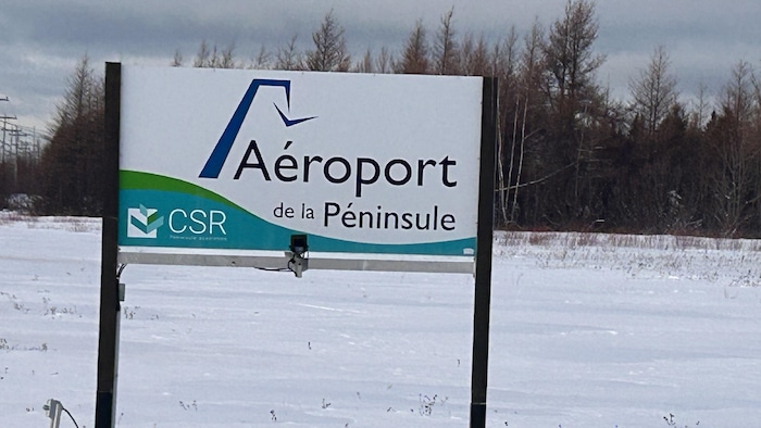 Une affiche dans la neige.