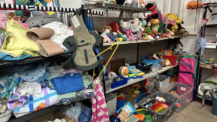 Des jouets dans un bâtiment.