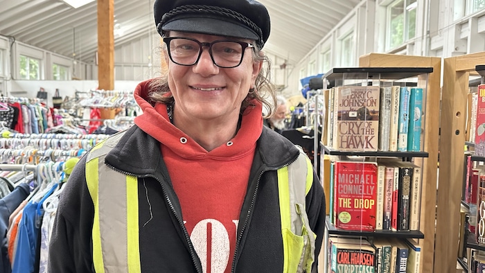 Stani Veselinovic dans le magasin gratuit.