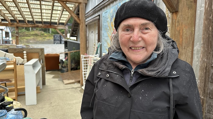 Hélène Crégheur entourée de mobilier.