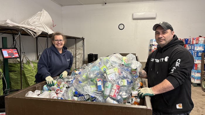 Nadine Duguay et Michel Mallet  dans un centre de recyclage de bouteilles