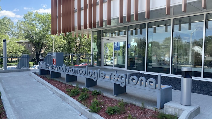 Le lettrage devant une bâtisse annonce le Centre de radio-oncologie régional.
