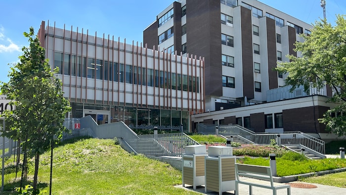 Le Centre régional de radio-oncologie est situé à côté de l'Hôpital de Rouyn-Noranda.