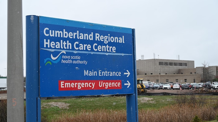 L'affiche du Centre régional de soins de santé de Cumberland. On voit l'hôpital en arrière-plan. 