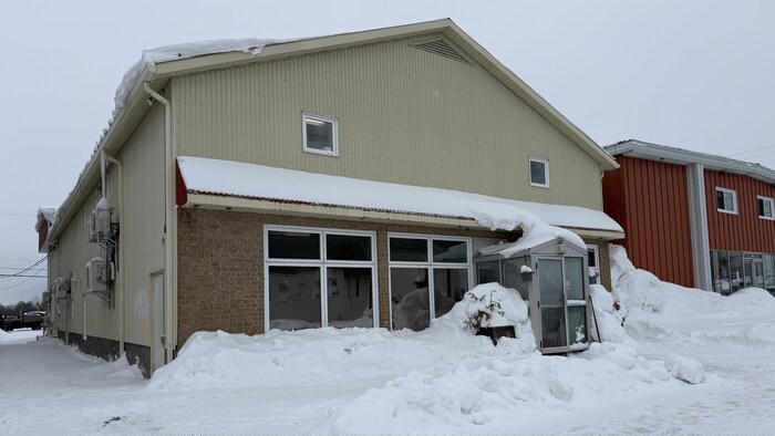 Un immeuble en hiver.