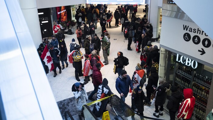 Des manifestants, sans masque, envahissent le Centre Rideau.