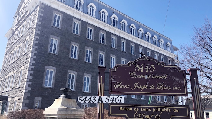 L'enseigne et le bâtiment principal du Centre d'accueil Saint-Joseph de Lévis.