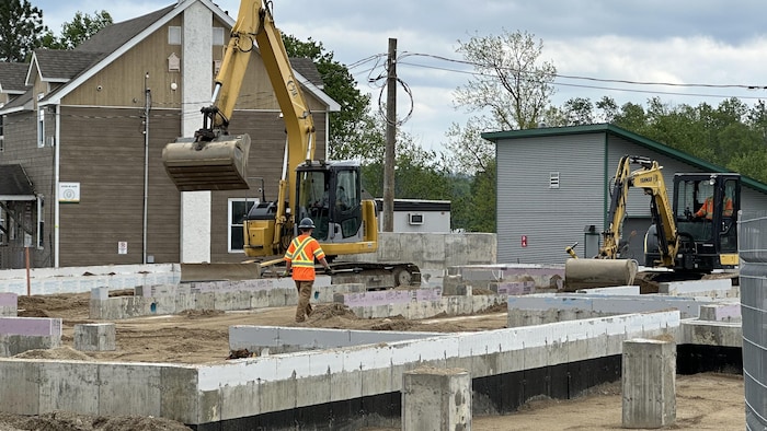 Un homme marche dans un chantier de construction.