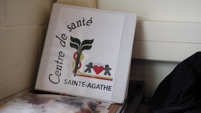 Un classeur comporte le logo du Centre de santé Sainte-Agathe.