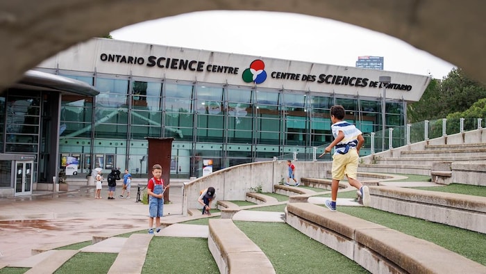 Des enfants devant le Centre des sciences.