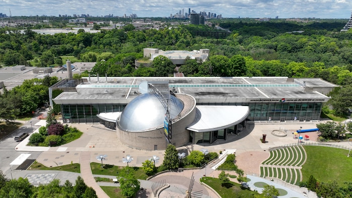 Vue aérienne du Centre des sciences de l'Ontario à Toronto, le 27 juin 2024.