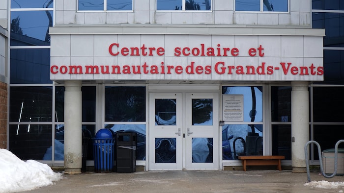L'entrée du Centre scolaire et communautaire des Grands-Vents.