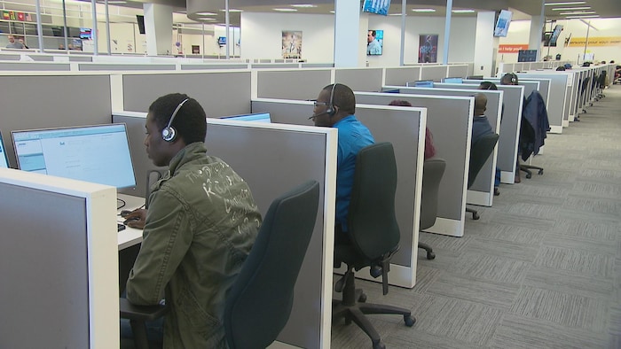 Des employés dans un centre d'appels.