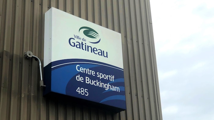 Un panneau installé sur l'édifice affiche le nom du centre sportif